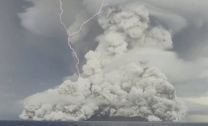 湯加火山爆發引發海嘯造成大面積破壞
