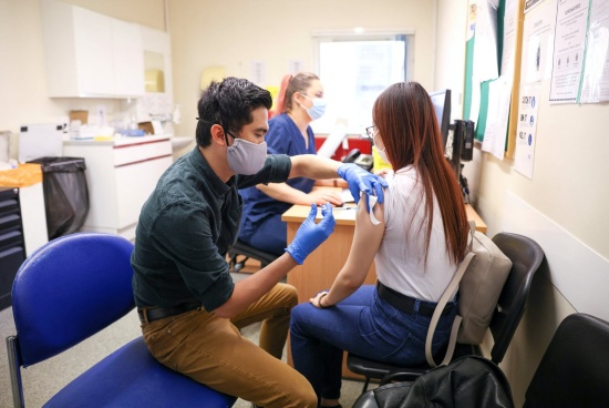 英格蘭向16歲和17歲的青少年開放COVID助推器計劃