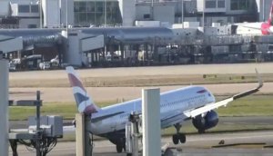 英國航空公司的飛機被風吹到跑道上