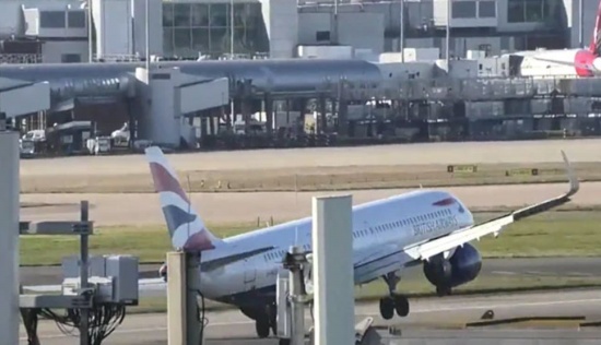 英國航空公司的飛機(jī)被風(fēng)吹到跑道上機(jī)身傾斜