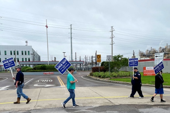 德克薩斯煉油廠工人對?？松梨诤贤岚高M行投票
