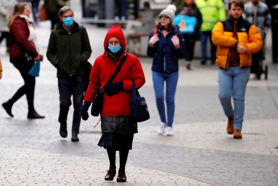 英國首相表示英國必須削減新冠病毒檢測支出