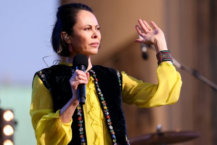 柏林反戰(zhàn)音樂會(huì)在勃蘭登堡門吸引2萬人