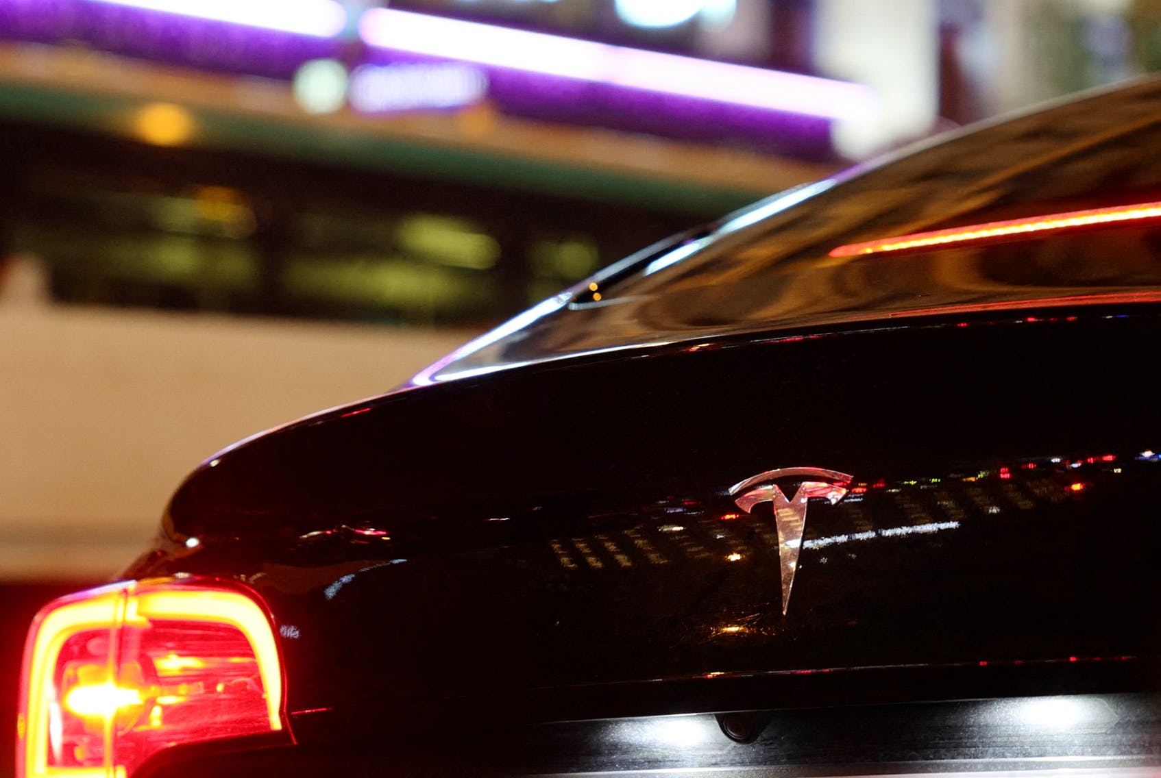 巴黎出租車司機(jī)的特斯拉汽車發(fā)生車禍對(duì)特斯拉提起訴訟