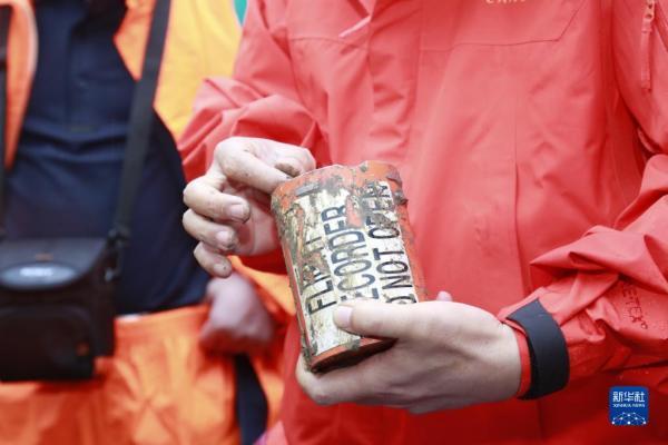 第2個黑匣子在1.5米土層下被挖出