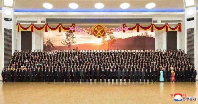 金正恩和“火星-17”型洲際彈道導彈工作人員合影