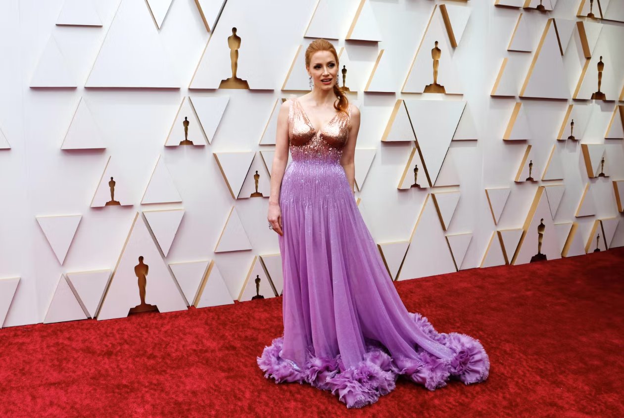 明星為奧斯卡紅毯帶來色彩、閃光和皮膚