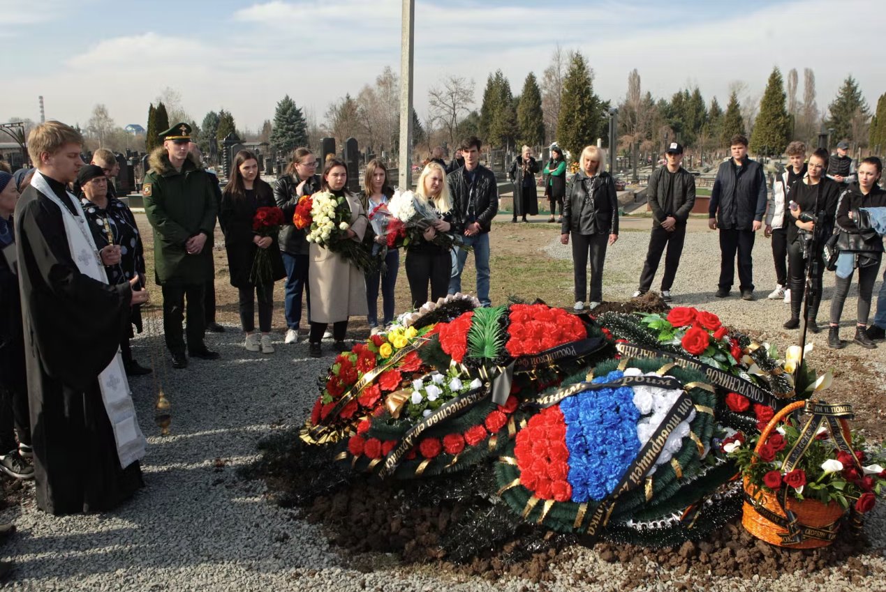 俄羅斯承認(rèn)烏克蘭遭受重大損失 俄羅斯人埋葬犧牲的家屬