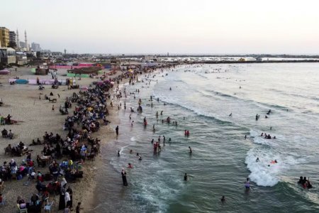 加沙人享受干凈的海水多年來(lái)第一次