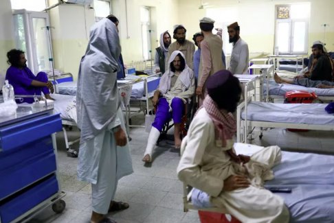 塔利班戰士在地震后回到死去的家人和廢墟的家