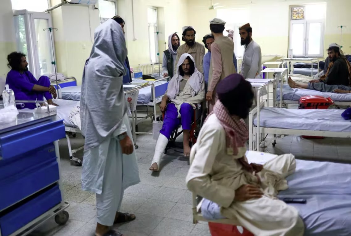 塔利班戰士在地震后回到死去的家人和廢墟的家