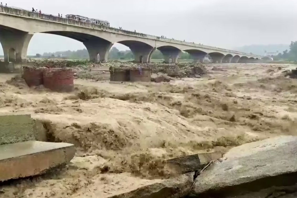 季風降雨襲擊印度北部和東部引發洪水和山體滑坡數十人死亡