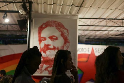 巴西總統候選人盧拉和總統博爾索納羅互相指責貪污