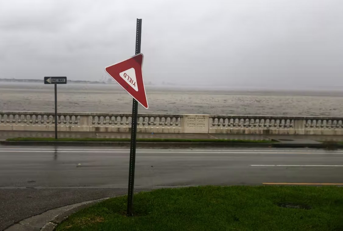 美國(guó)國(guó)家颶風(fēng)中心預(yù)報(bào)伊恩現(xiàn)在是三級(jí)颶風(fēng)