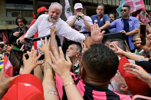 盧拉在巴西決選投票前領先于博爾索納羅