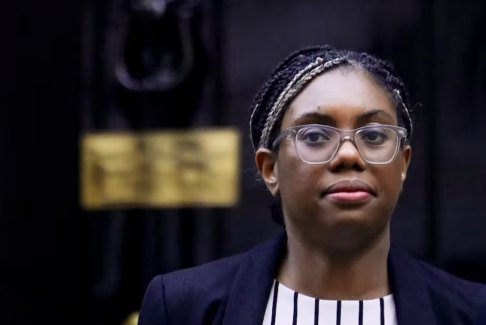 英國(guó)大臣凱米·巴德諾克支持里?！ぬK納克成為下一任