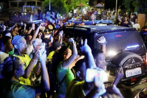 警察與博爾索納羅盟友的對決加劇了巴西選舉暴力的