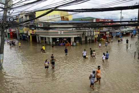 菲律賓總統馬科斯視察災區 臺風尼格造成98人死亡