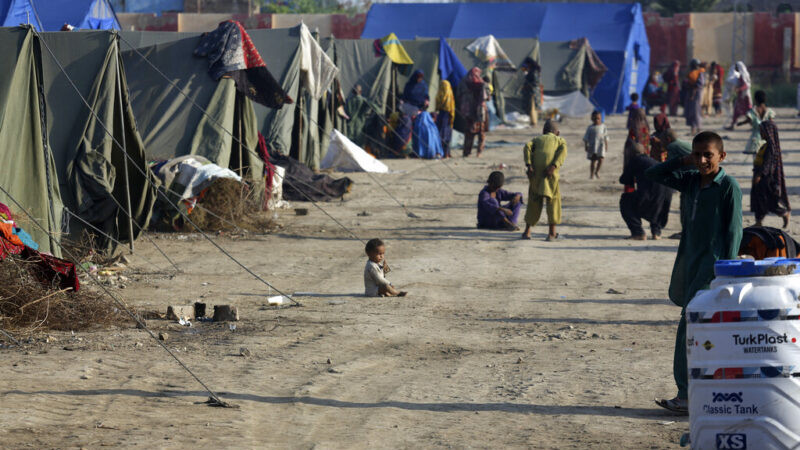 2022年9月10日，在巴基斯坦蘇庫爾聯合國難民署臨時帳篷營地