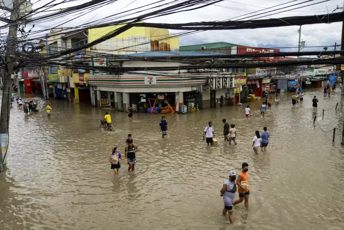 菲律賓總統馬科斯視察災區 臺風尼格造成98人死亡