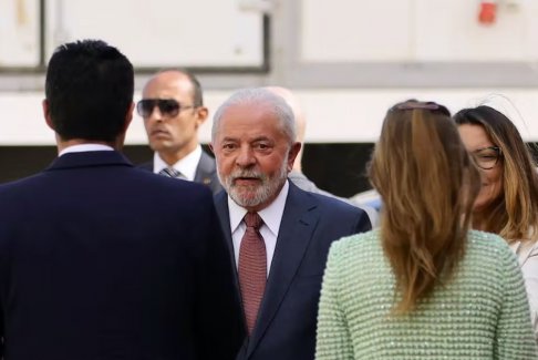 巴西當選總統盧拉說，世界應該把錢花在氣候上而不