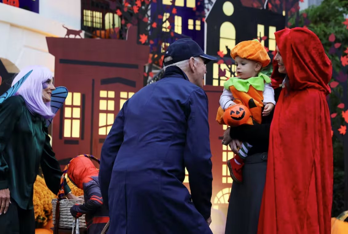 拜登夫婦在白宮慶祝他們的第一個萬圣節