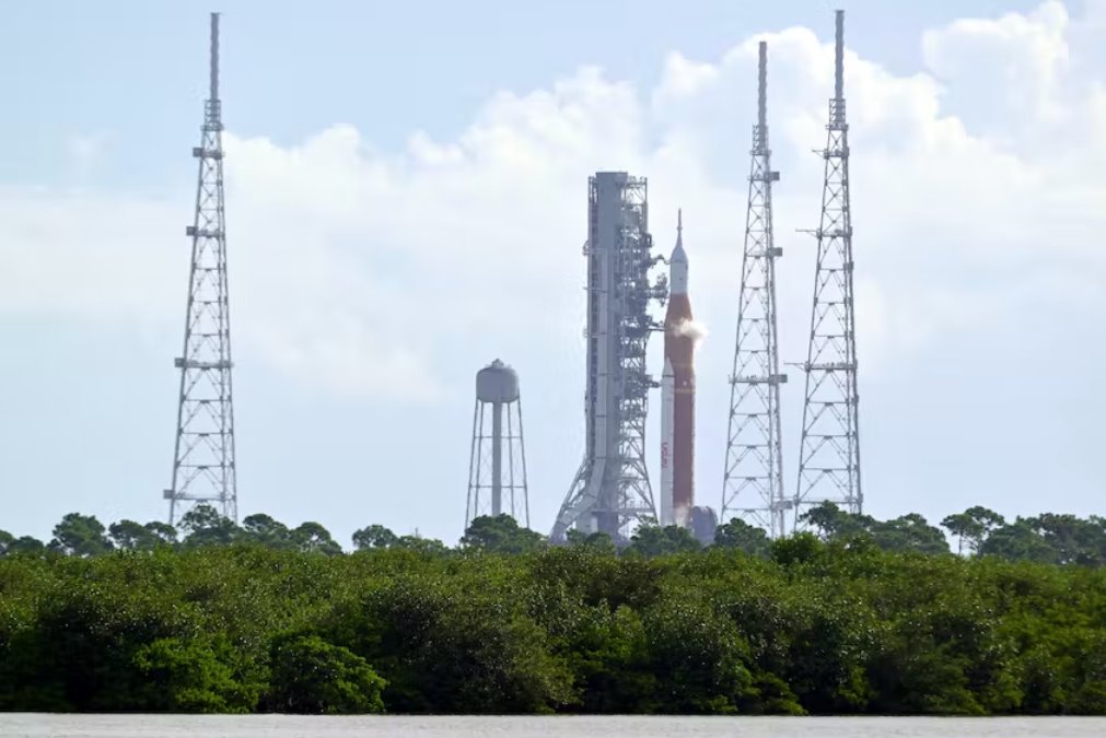 美國宇航局的新月火箭在佛羅里達發射臺經颶風強度測試