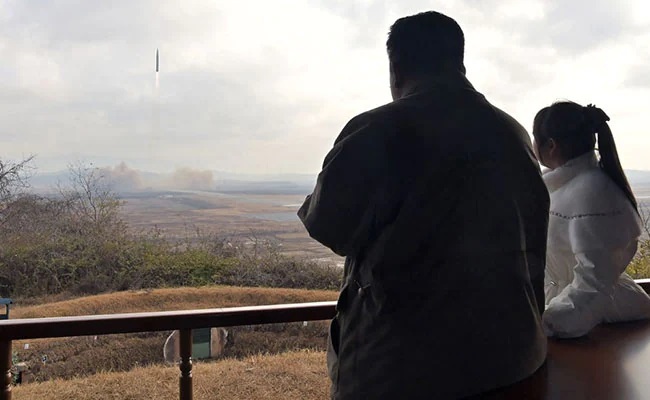 金正恩帶女兒參觀洲際彈道導(dǎo)彈試驗(yàn)