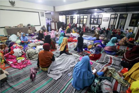 印尼塞梅魯火山噴發后 爪哇島數千人處于戒備狀態