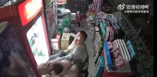 老人護孩子用腳擋狗遭狗主人鎖喉推倒