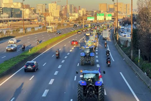 法國數百輛拖拉機進入巴黎抗議農藥禁令