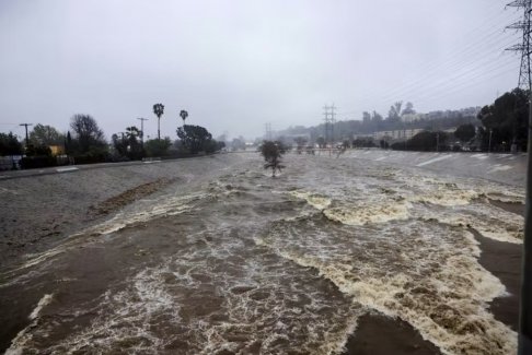 南加州在罕見的降雪后準備迎接風雨
