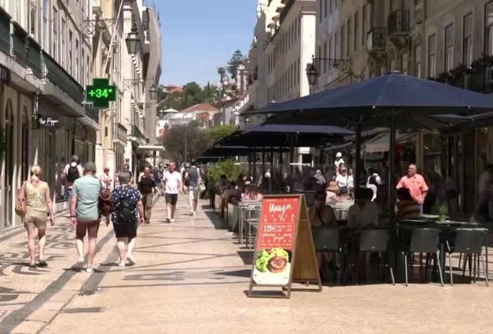 西班牙高溫天氣加劇長期干旱小鎮上用卡車運水