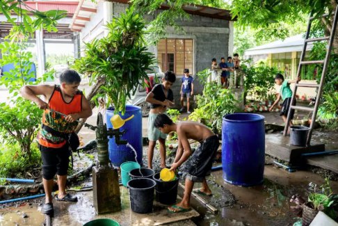 菲律賓火山噴出熔巖和氣體 居民流離失所長達數月之