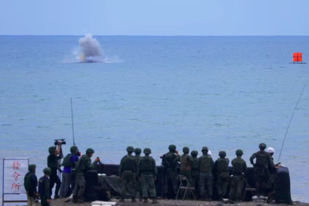 臺軍在南部戰(zhàn)略海岸舉行實彈演習(xí)像“魚炮”