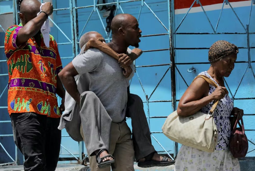 逃離幫派的海地人在首都主廣場周圍扎營