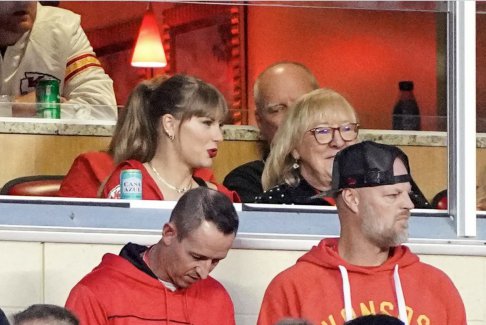 泰勒斯威夫特-凱爾斯萬圣節服裝？酋長明星有提示