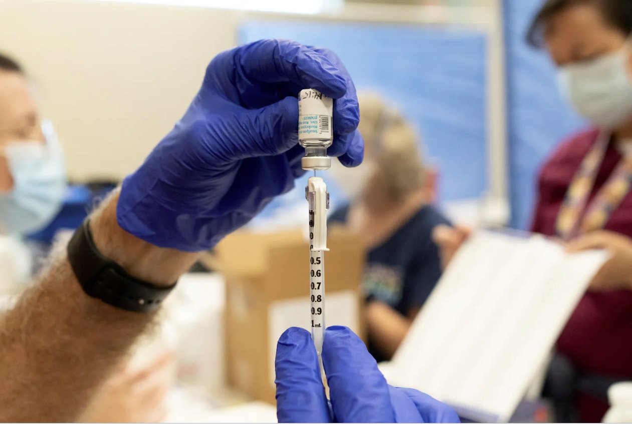 2022年8月20日,志愿藥劑師福斯特·克努森在美國亞利桑那州圖森市艾布拉姆斯公共衛生中心的皮馬縣公共衛生部的一家診所期間,用注射器填充一劑JYNNEOS天花和猴痘疫苗。