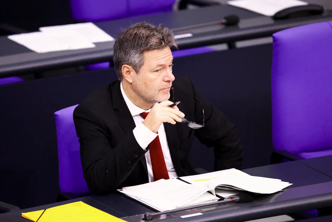 德國經濟和氣候部長羅伯特·哈貝克于2023年11月30日在德國柏林出席德國議會下院聯邦議院會議。