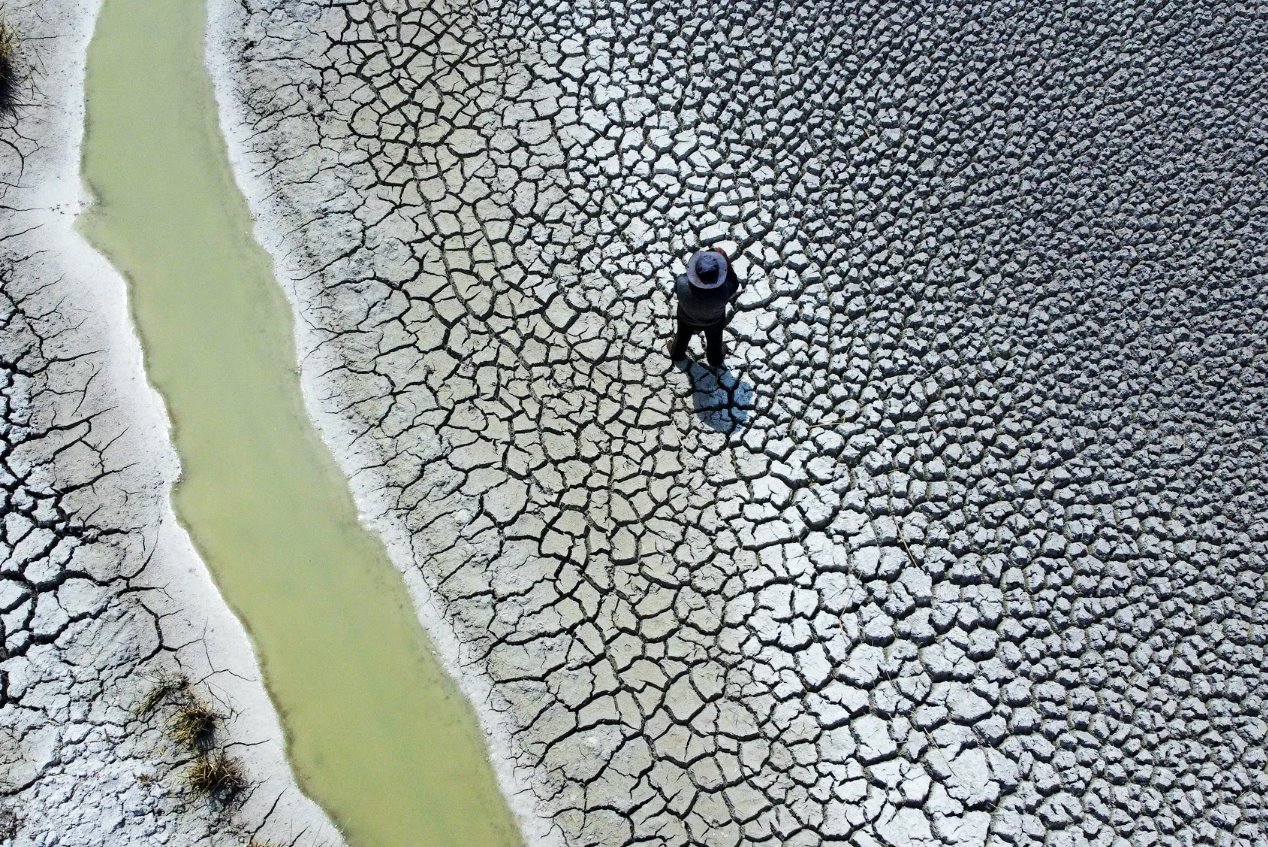 2023年10月26日,玻利維亞科亞塔島,拉丁美洲最大淡水盆地的喀喀湖(LakeTiticaca)的水位近歷史最低水位。