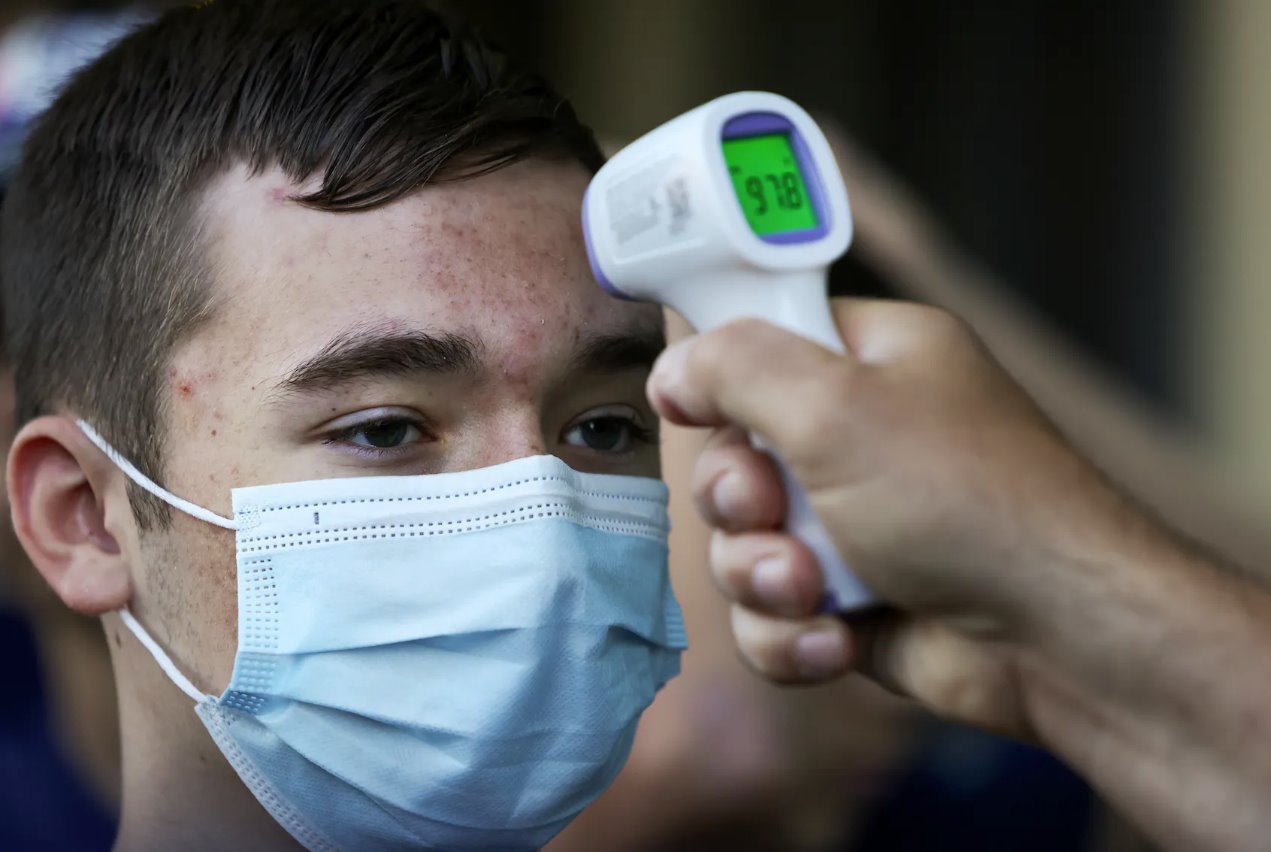 2021年6月18日,美國弗吉尼亞州斯特林,密歇根州克拉克斯頓初中的學生戴維·魯尼(DavidRooney)在八年級前往華盛頓的旅行中,在登上旅游巴士前接受了體溫檢查。