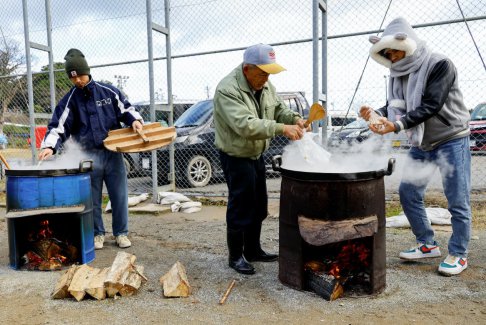 土耳其志愿者為日本地震災民提供食物