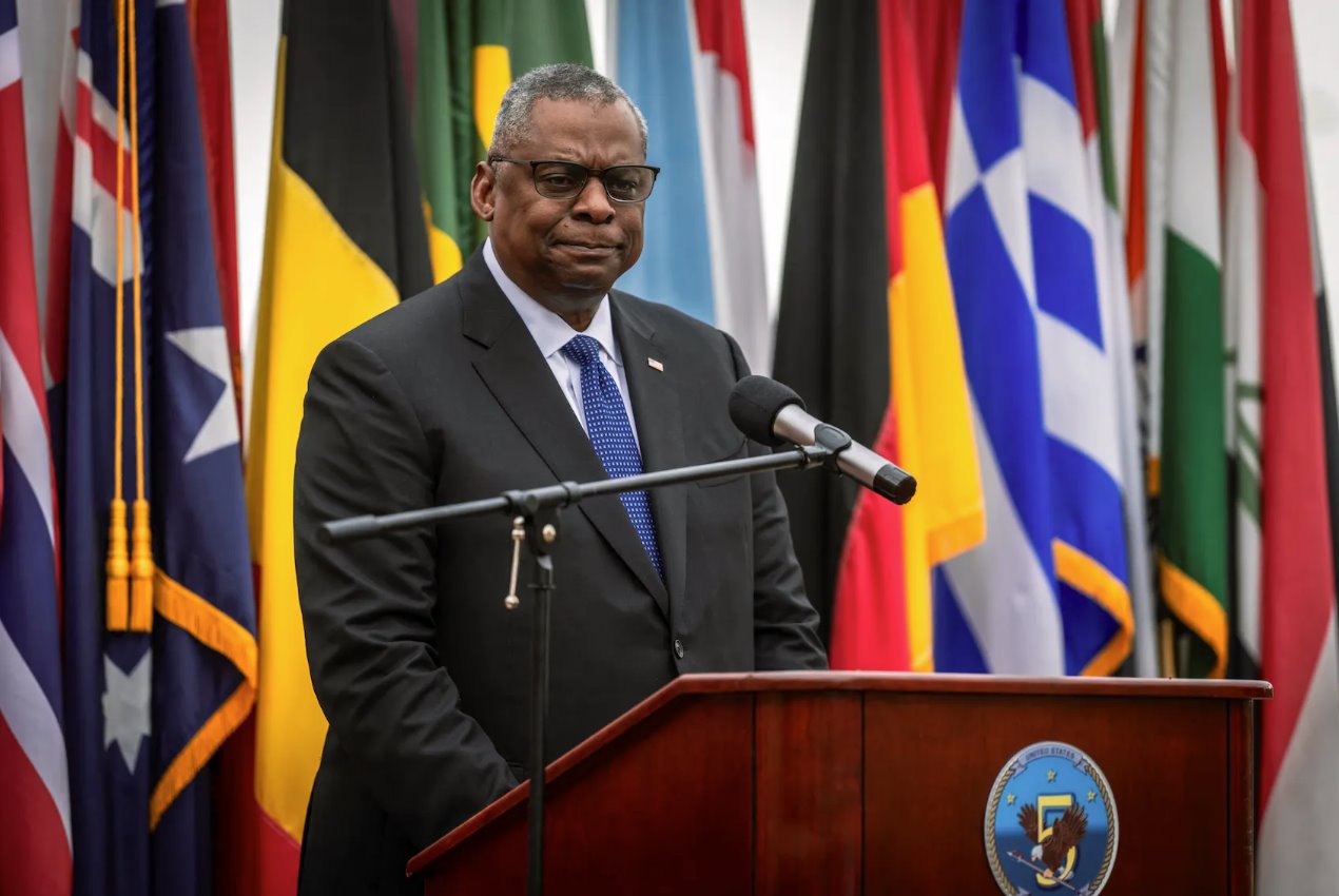 國(guó)防部長(zhǎng)勞埃德·J·奧斯汀三世在參加2023年12月19日在巴林麥納麥NVCENT總部舉行的虛擬紅海安全峰會(huì)后向分配海軍支援活動(dòng)的軍人發(fā)表講話。