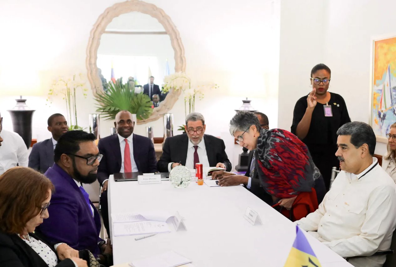 委內(nèi)瑞拉總統(tǒng)尼古拉斯·馬杜羅和圭亞那總統(tǒng)伊爾法安·阿里于2023年12月14日在圣文森特和格林納丁斯金斯敦會(huì)面,因邊界爭(zhēng)端局勢(shì)緊張。