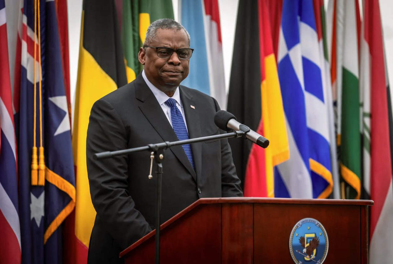 國防部長勞埃德·J·奧斯汀三世在參加2023年12月19日在巴林麥納麥NVCENT總部舉行的虛擬紅海安全峰會后向分配海軍支援活動的軍人發(fā)表講話。