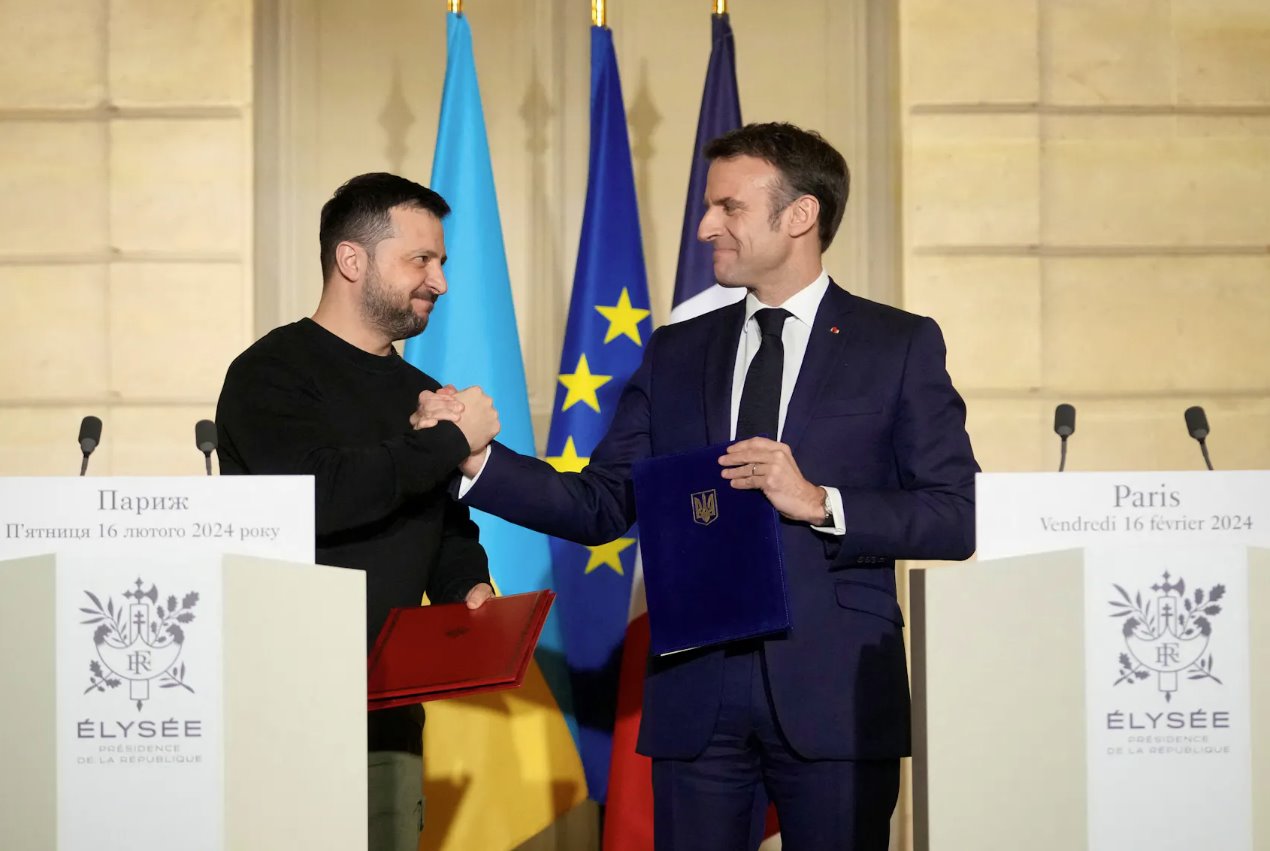 法國總統(tǒng)埃馬紐埃爾&middot;馬克龍和烏克蘭總統(tǒng)弗拉基米爾&middot;澤連斯基于2024年2月16日在法國巴黎愛麗舍宮簽署協(xié)議后做出反應(yīng)。