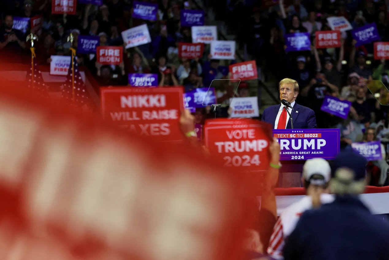 共和黨總統候選人、美國前總統唐納德&middot;特朗普于2024年2月23日在美國南卡羅來納州羅克希爾舉行的南卡羅來納州共和黨總統初選之前在溫思羅普體育館舉行的競選集會上發表講話。