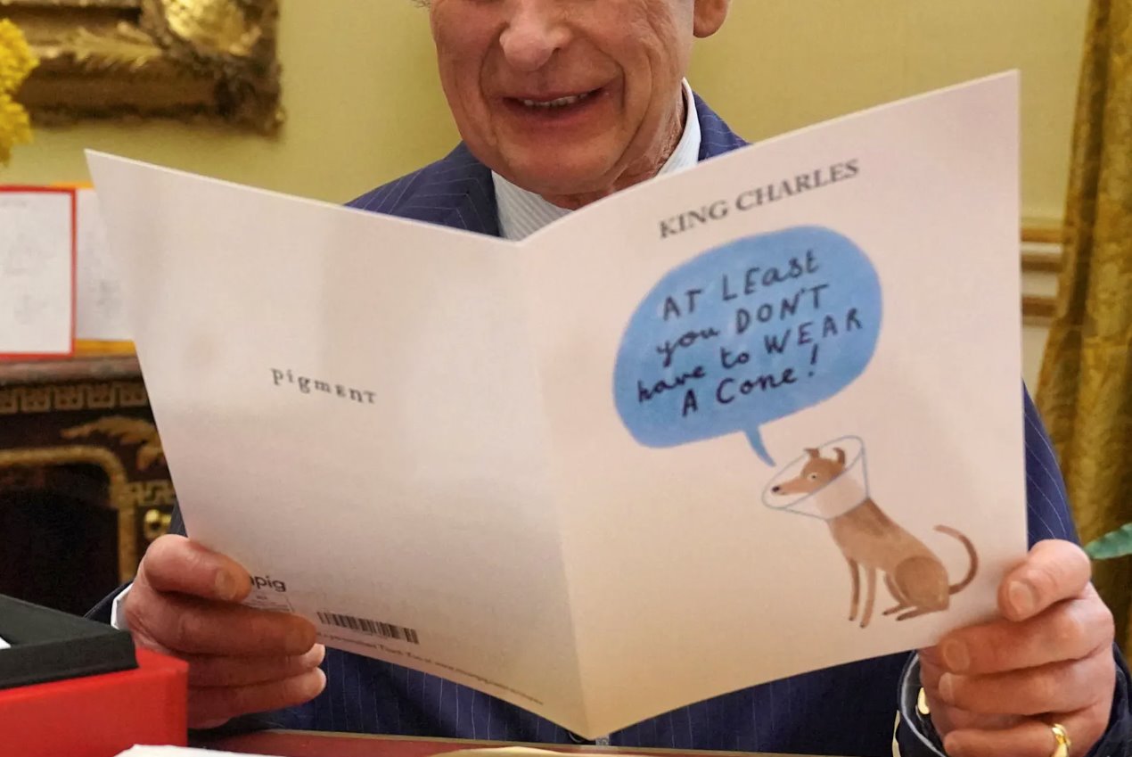 2024年2月21日,英國倫敦,英國國王查爾斯在白金漢宮比利時套房的18世紀房間里閱讀祝福者在診斷出癌癥后寄來的卡片和信息。