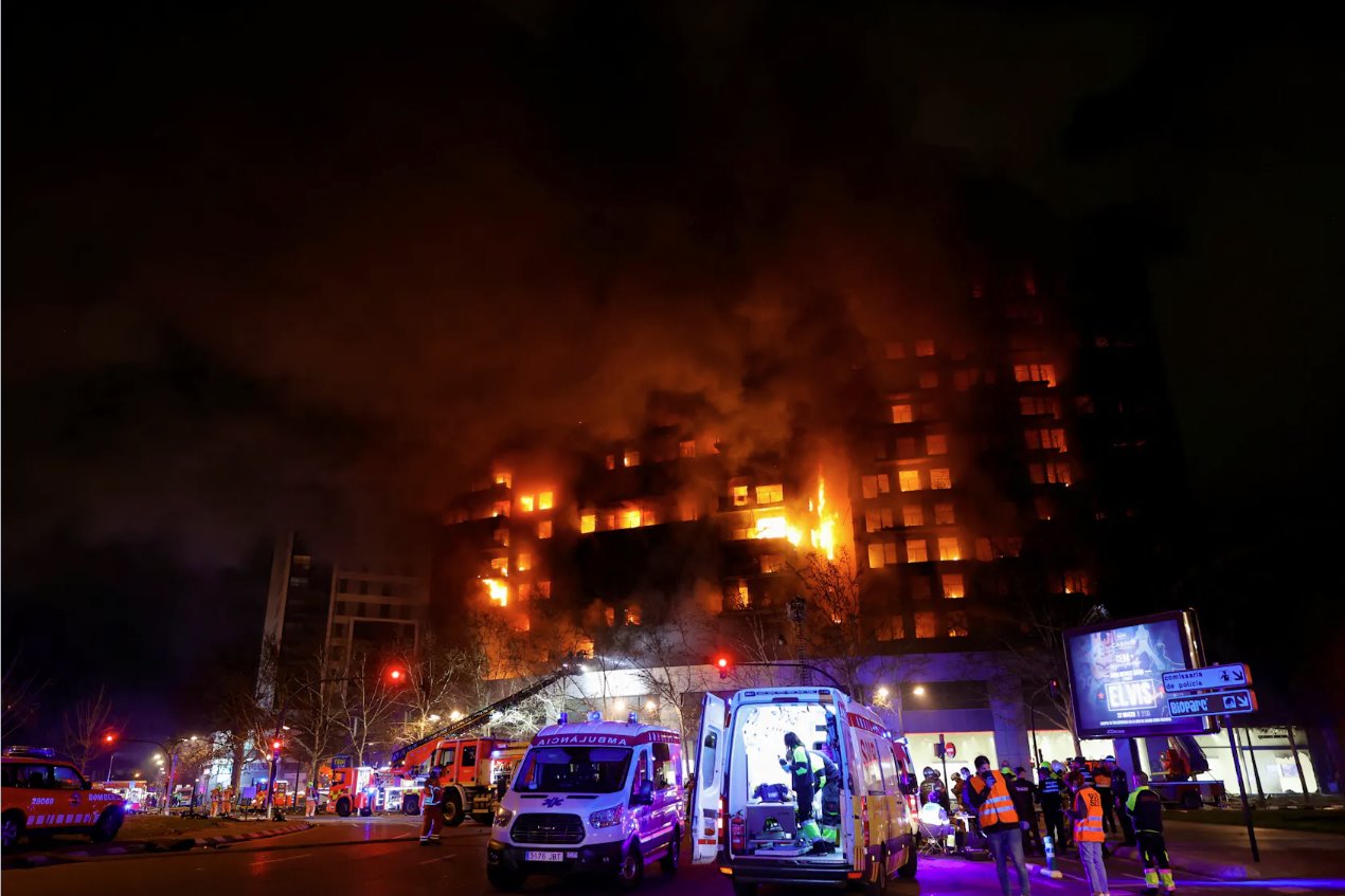 2024年2月22日，緊急服務人員在西班牙巴倫西亞公寓樓火災現場工作。