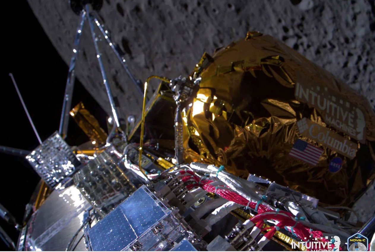 在這張2024年2月22日發布的講義圖像中，IntuitiveMachines的奧德修斯航天器于2024年2月21日進入月球軌道后飛越月球近側。